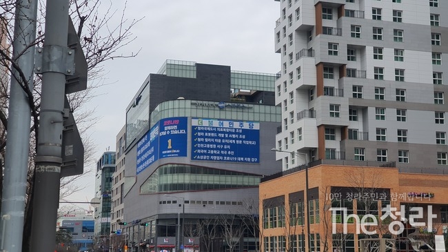 더불어민주당 인천시당은 스파렉스 청라점 건물 1층에 인천시당 명의의 선거사무실을 개소하고 건물에 현수막을 내걸었다. (사진=더 청라)