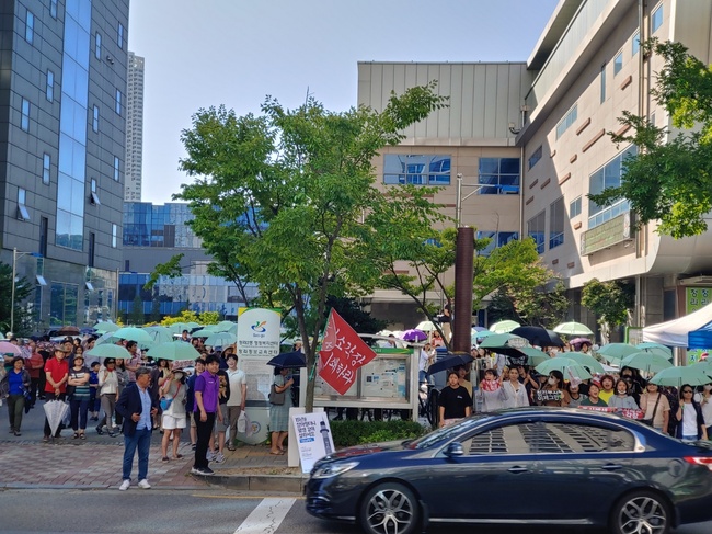 청라국제도시 주민들이 지난해 9월 18일 '소각장 폐쇄 및 공청회 저지'를 위한 '청라우산혁명' 집회를 청라2동행정복지센터 앞에서 진행했다(사진=더청라)
