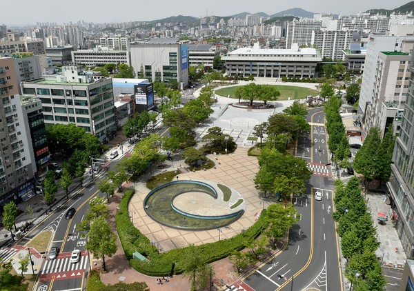 인천광역시청 청사와 미래광장(사진=인천시)