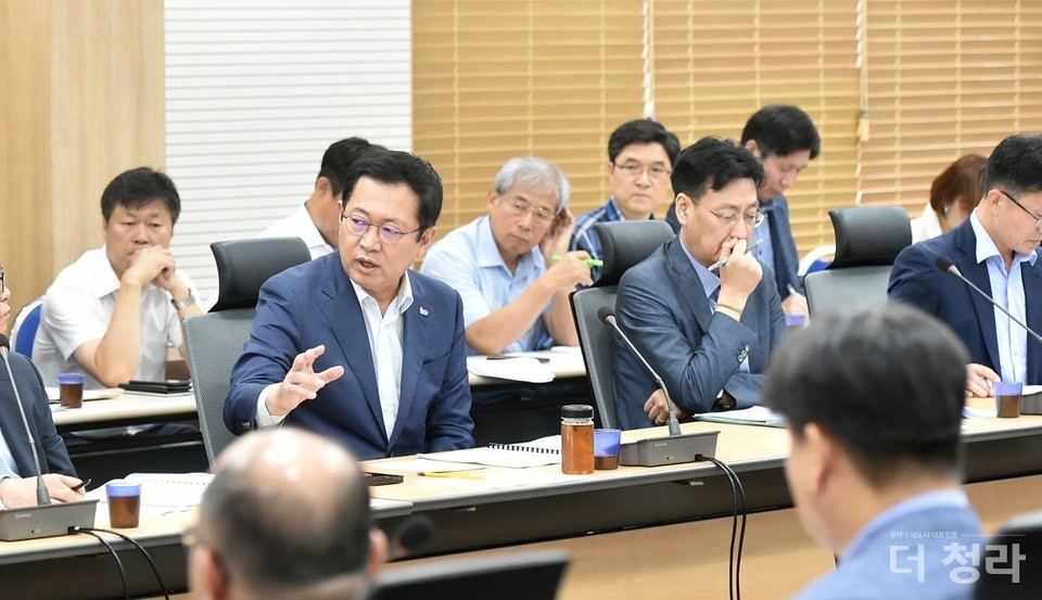 2019년 7월 열린 수돗물 관련 인천시 간부회의. 박남춘 시장과 신봉훈 소통협력관(오른쪽). (사진=인천시)