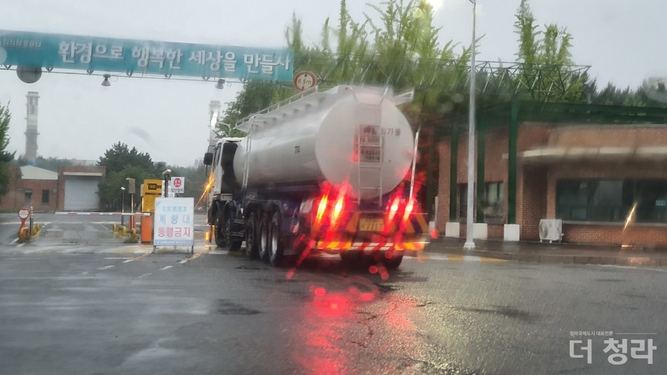 음식물쓰레기 처리과정에서 발생된 슬러지를 수거하기 위해 청라소각장으로 들어오는 탱크로리 차량(사진=더청라)