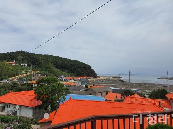 옹진군 소연평도에 적용한 섬마을지붕 색채사업(사진=인천시)