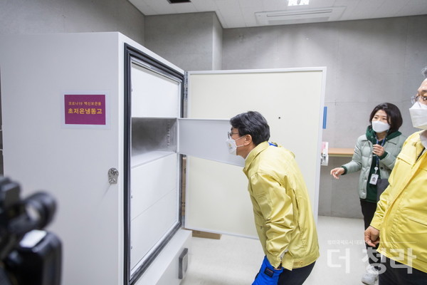 초저온 냉동고를 확인하는 이재현 서구청장(사진=인천시)