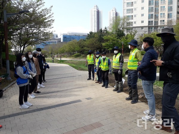 어울마루봉사단 꽃심기 봉사활동 현장(사진=청라어울마루봉사단)