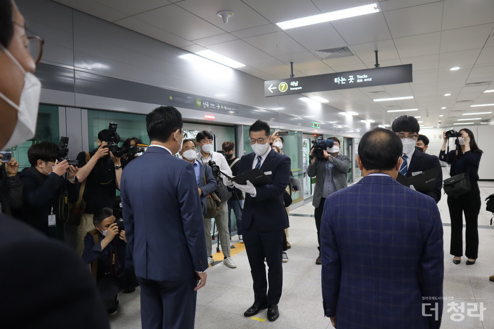 석남역 행 열차 시승에 앞서 기관사들이 박남춘 시장과 신은호 의장 앞에서 안전한 운행을 약속하는 선서를 올렸다(사진=더청라)