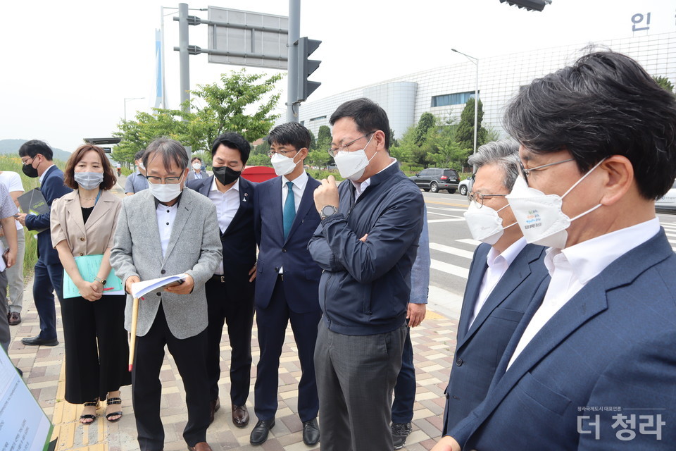 박남춘 시장이 6월 15일 청라의료복합타운 예정지를 찾아 인천경제청 관계자의 보고를 받고 있다(사진=더청라)
